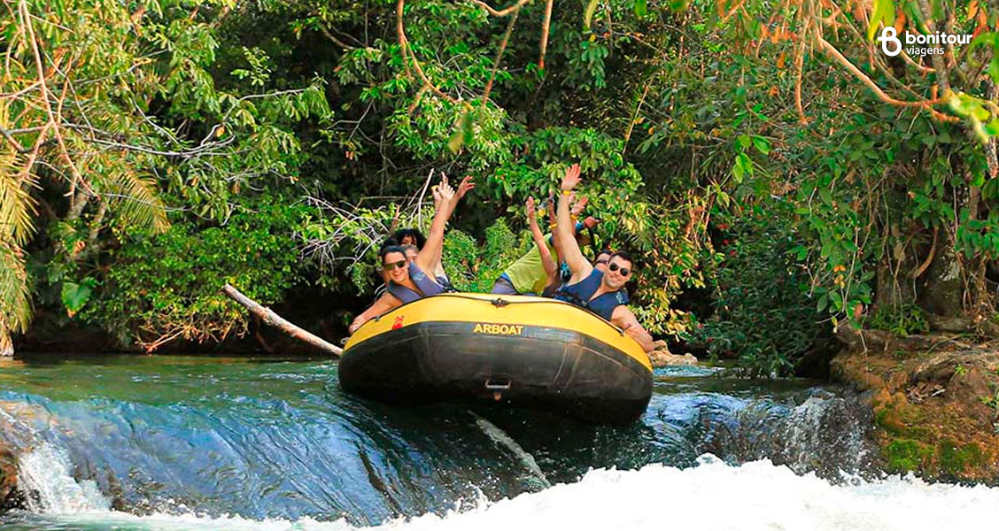 Passeio de bote no Rio Formoso em Bonito: diversão e aventura garantidos